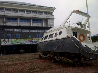 Foto Selfie Di Kantor Bupati ada Kapal Speed Boat